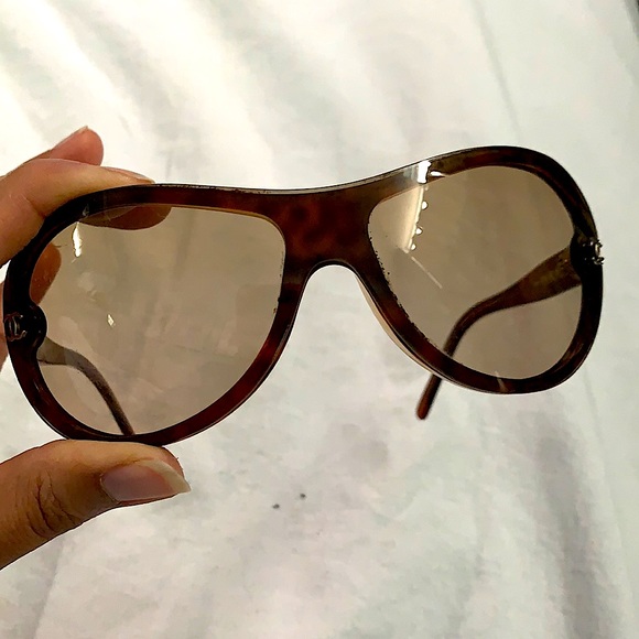 (SOLD)CHANEL AUTHENTIC Sunglasses - Picture 9 of 9